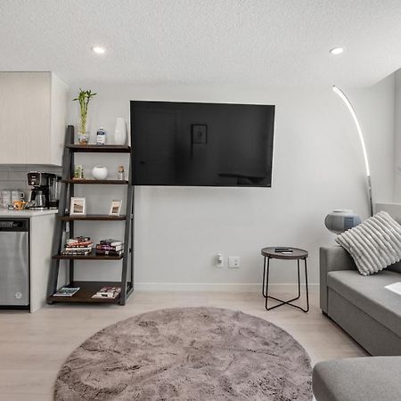 Cozy Rockland Park Unit+Parking Lägenhet YYC Exteriör bild