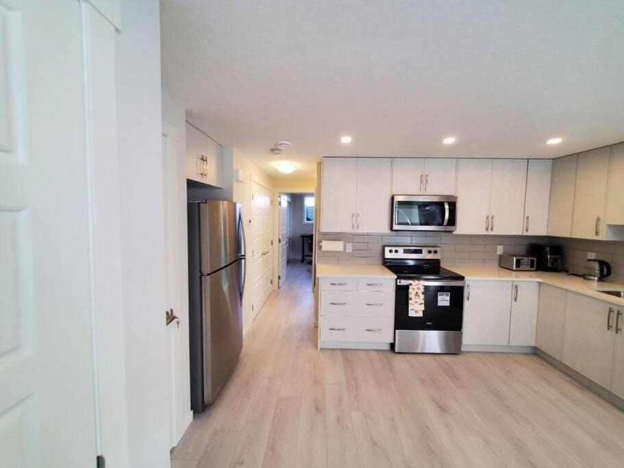 Cozy Rockland Park Unit+Parking Lägenhet YYC Exteriör bild