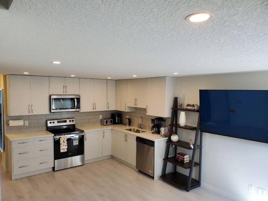 Cozy Rockland Park Unit+Parking Lägenhet YYC Exteriör bild