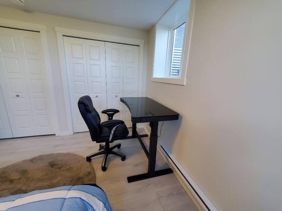 Cozy Rockland Park Unit+Parking Lägenhet YYC Exteriör bild