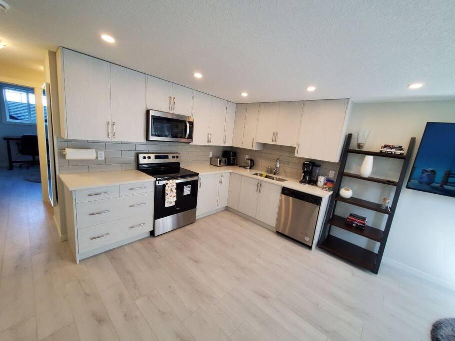 Cozy Rockland Park Unit+Parking Lägenhet YYC Exteriör bild