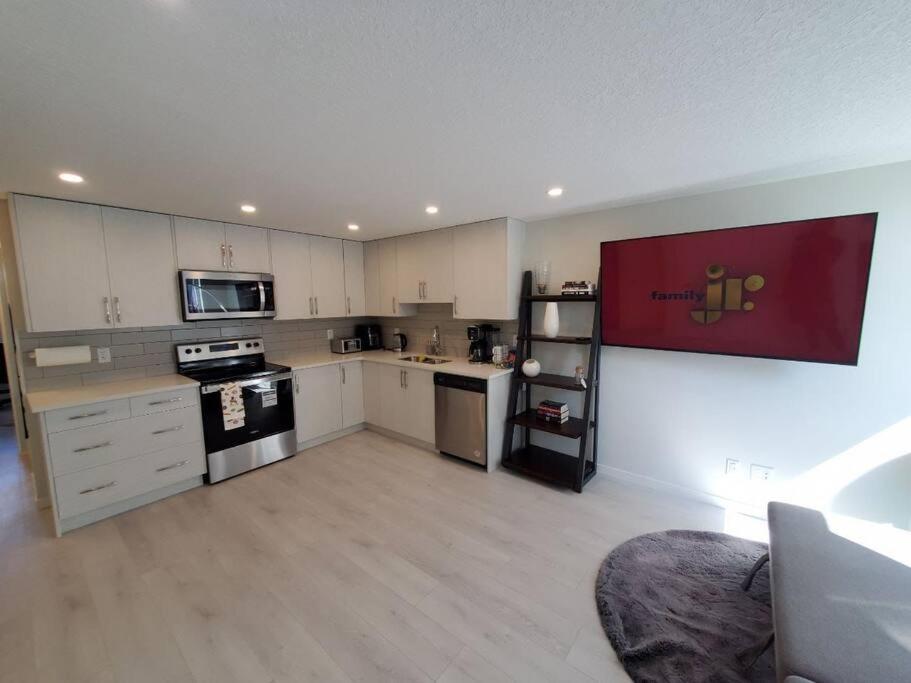 Cozy Rockland Park Unit+Parking Lägenhet YYC Exteriör bild