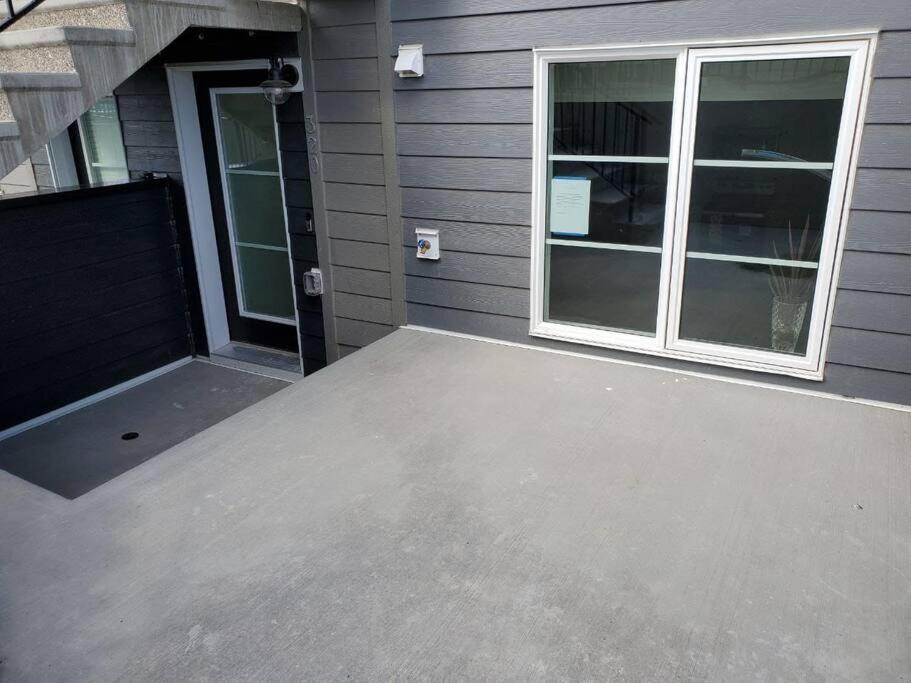 Cozy Rockland Park Unit+Parking Lägenhet YYC Exteriör bild