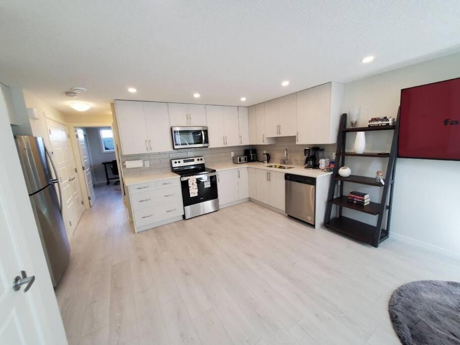 Cozy Rockland Park Unit+Parking Lägenhet YYC Exteriör bild