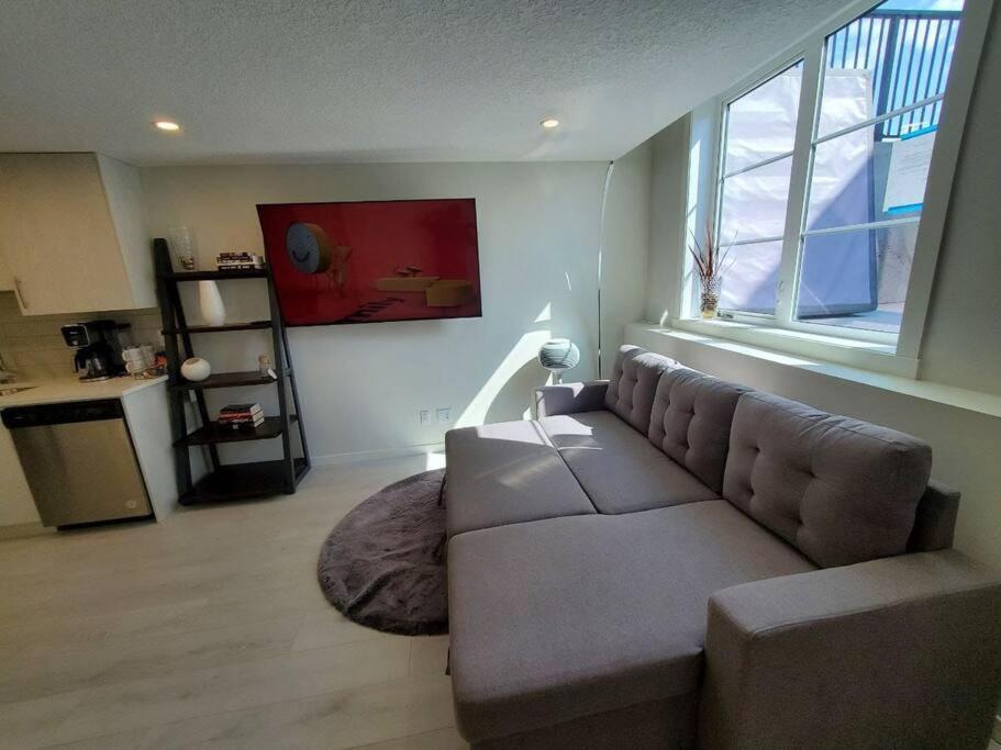 Cozy Rockland Park Unit+Parking Lägenhet YYC Exteriör bild