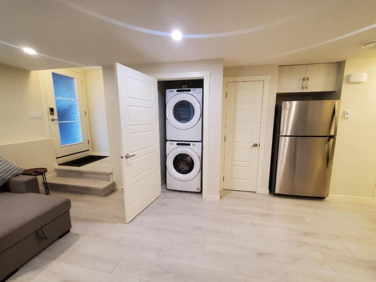 Cozy Rockland Park Unit+Parking Lägenhet YYC Exteriör bild
