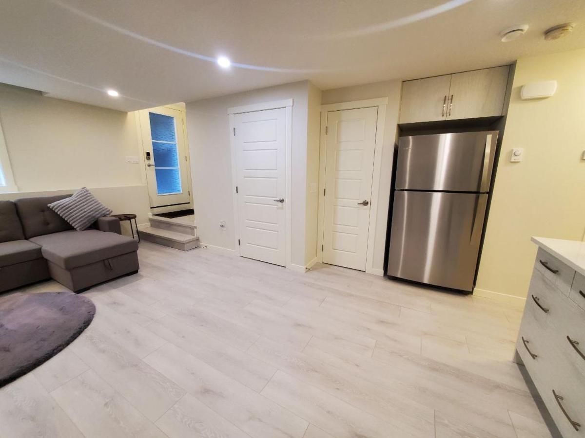 Cozy Rockland Park Unit+Parking Lägenhet YYC Exteriör bild