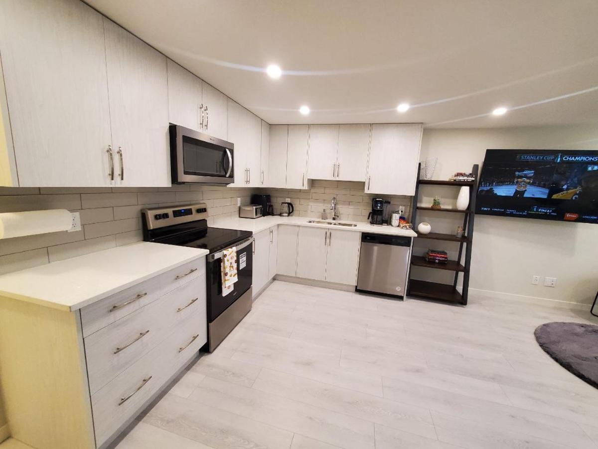Cozy Rockland Park Unit+Parking Lägenhet YYC Exteriör bild