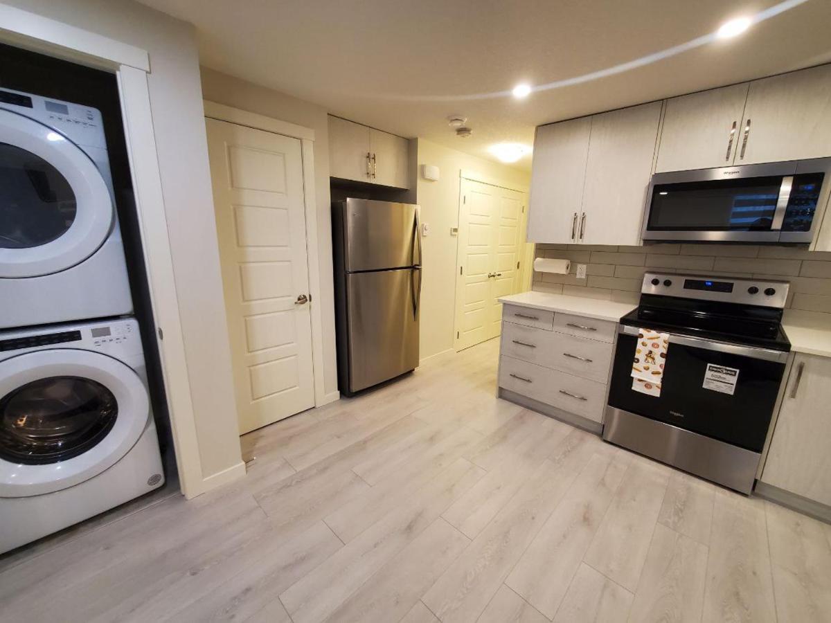 Cozy Rockland Park Unit+Parking Lägenhet YYC Exteriör bild