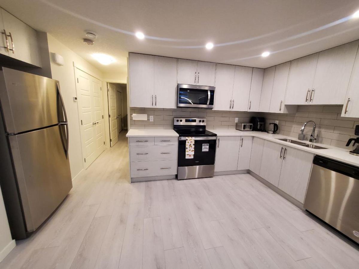 Cozy Rockland Park Unit+Parking Lägenhet YYC Exteriör bild