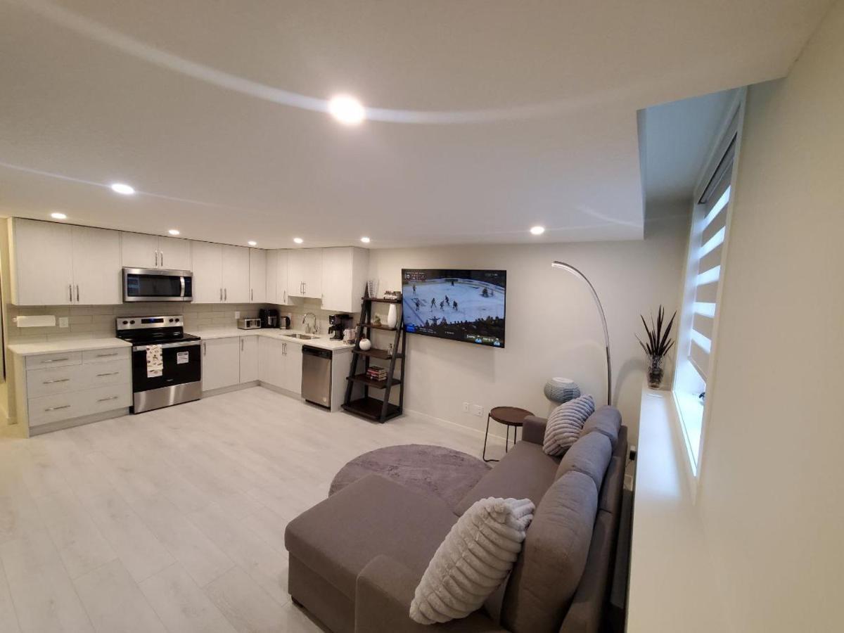 Cozy Rockland Park Unit+Parking Lägenhet YYC Exteriör bild