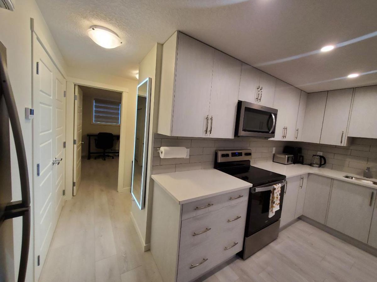 Cozy Rockland Park Unit+Parking Lägenhet YYC Exteriör bild