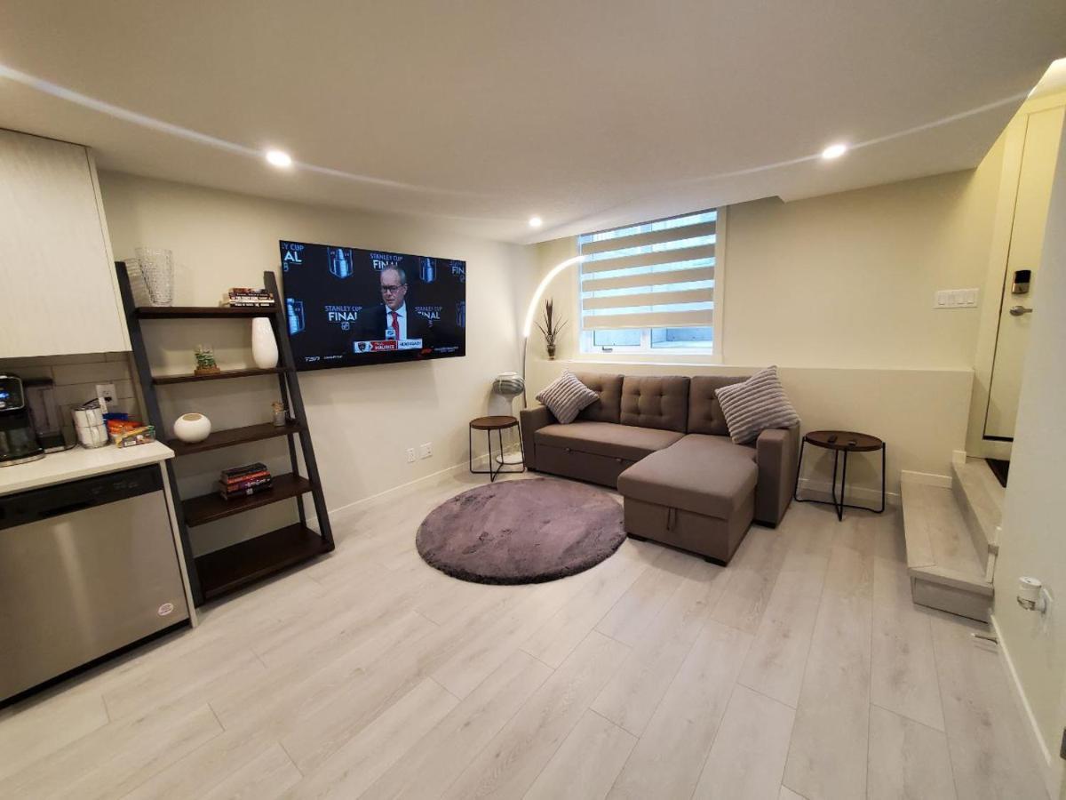 Cozy Rockland Park Unit+Parking Lägenhet YYC Exteriör bild