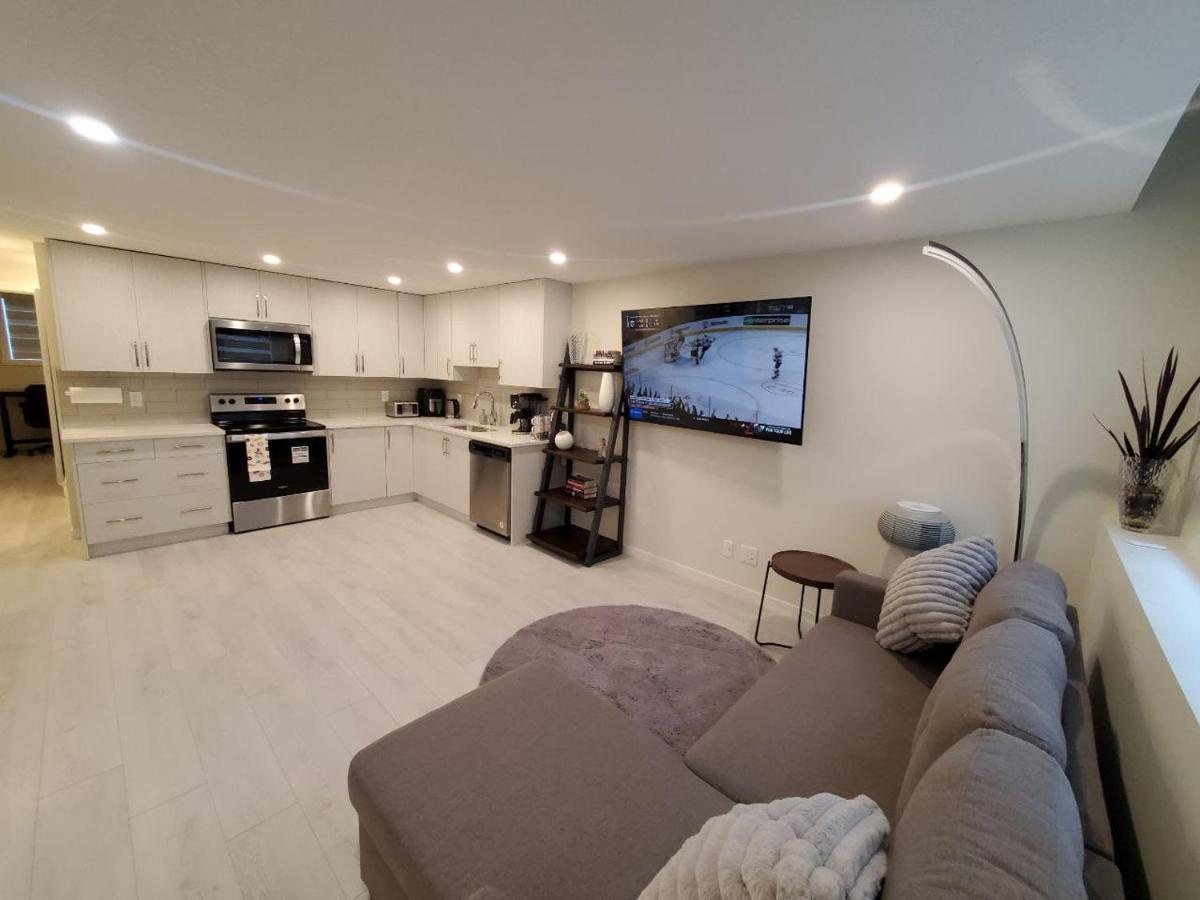 Cozy Rockland Park Unit+Parking Lägenhet YYC Exteriör bild
