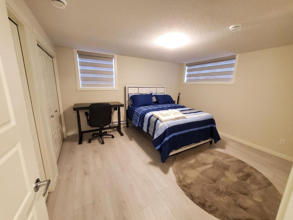 Cozy Rockland Park Unit+Parking Lägenhet YYC Exteriör bild