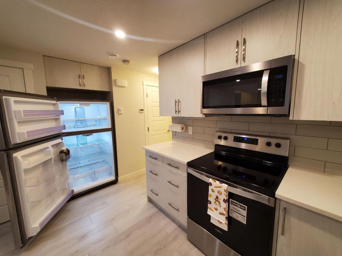 Cozy Rockland Park Unit+Parking Lägenhet YYC Exteriör bild