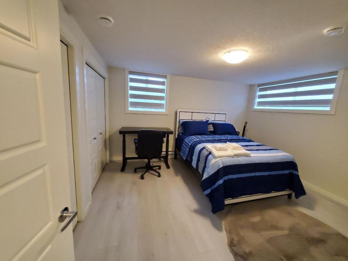 Cozy Rockland Park Unit+Parking Lägenhet YYC Exteriör bild