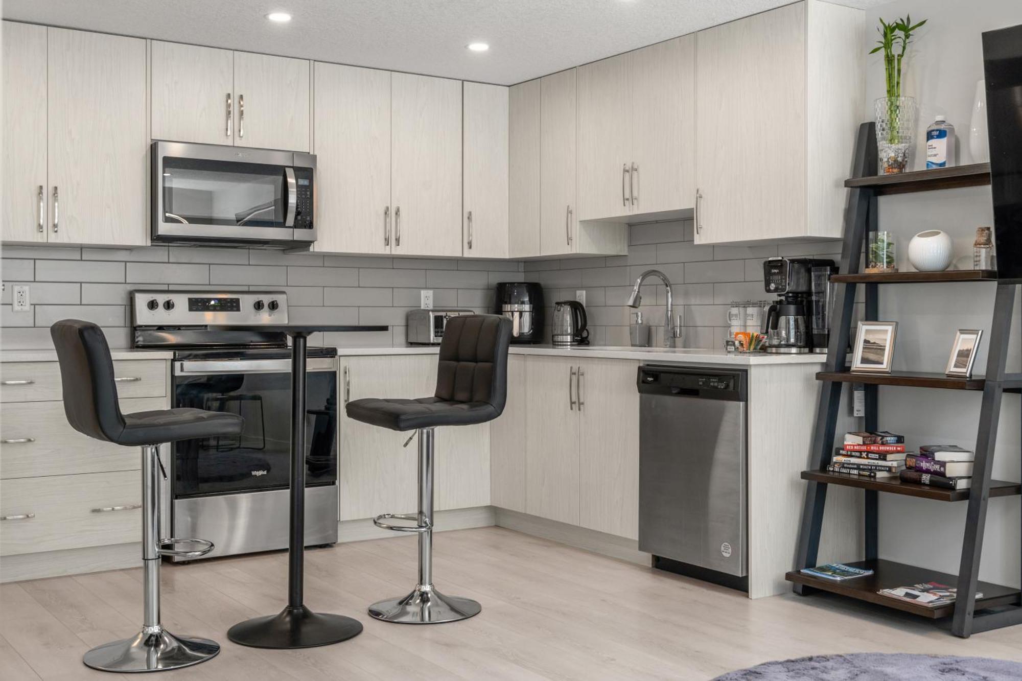 Cozy Rockland Park Unit+Parking Lägenhet YYC Exteriör bild