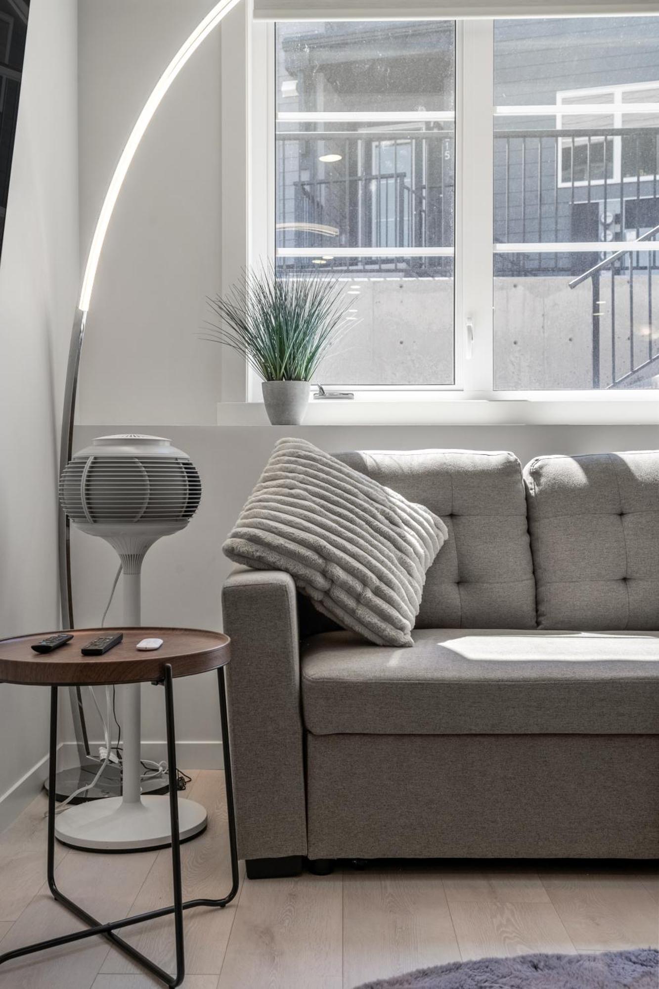 Cozy Rockland Park Unit+Parking Lägenhet YYC Exteriör bild