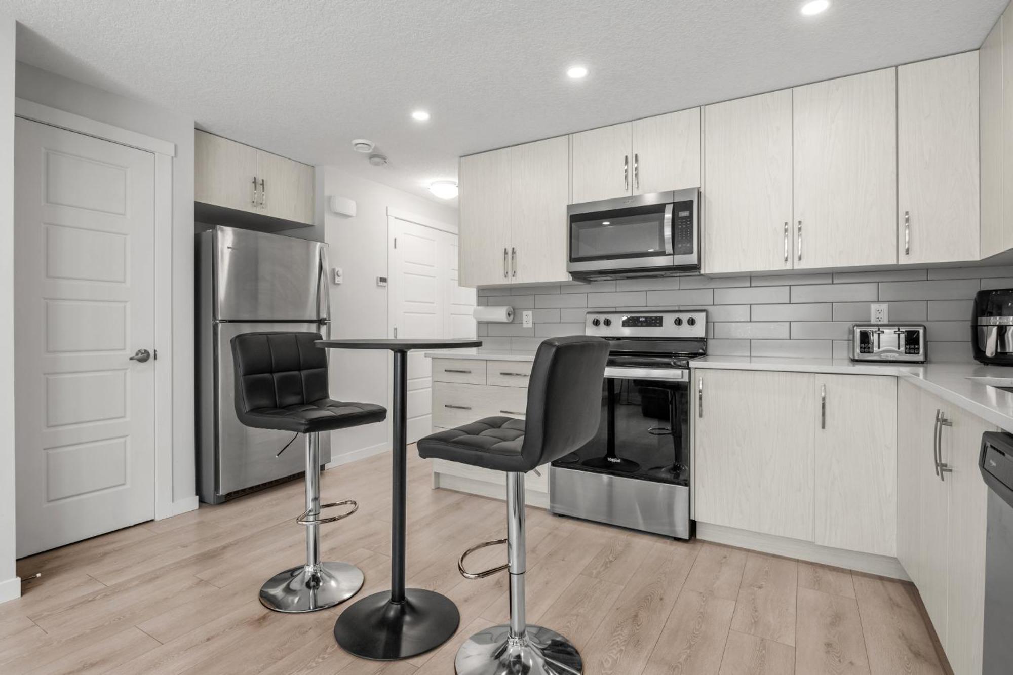 Cozy Rockland Park Unit+Parking Lägenhet YYC Exteriör bild