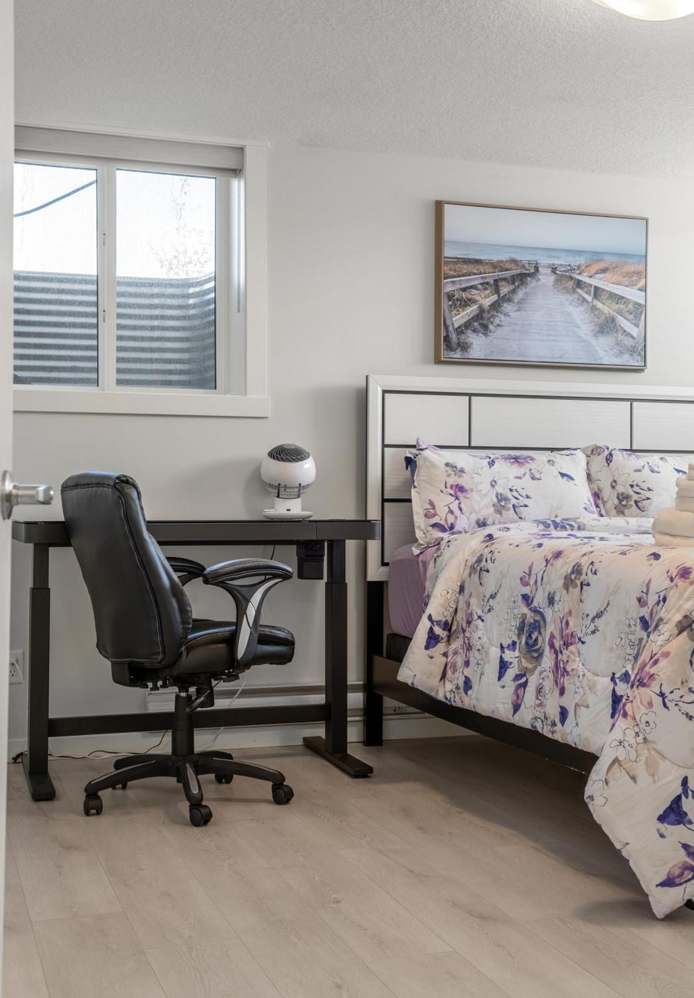 Cozy Rockland Park Unit+Parking Lägenhet YYC Exteriör bild
