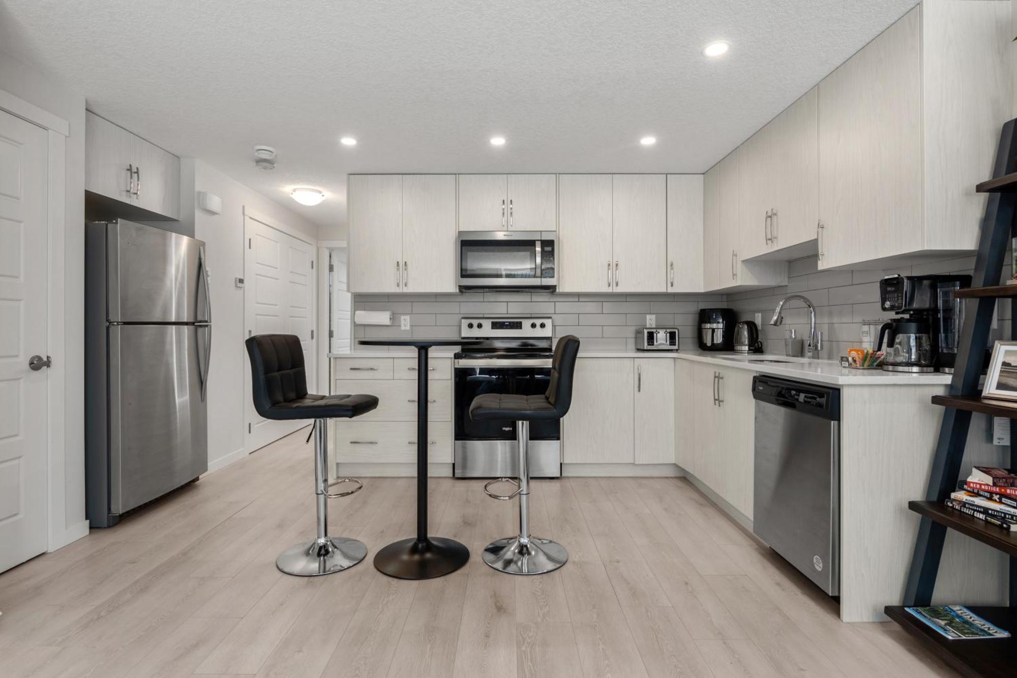 Cozy Rockland Park Unit+Parking Lägenhet YYC Exteriör bild