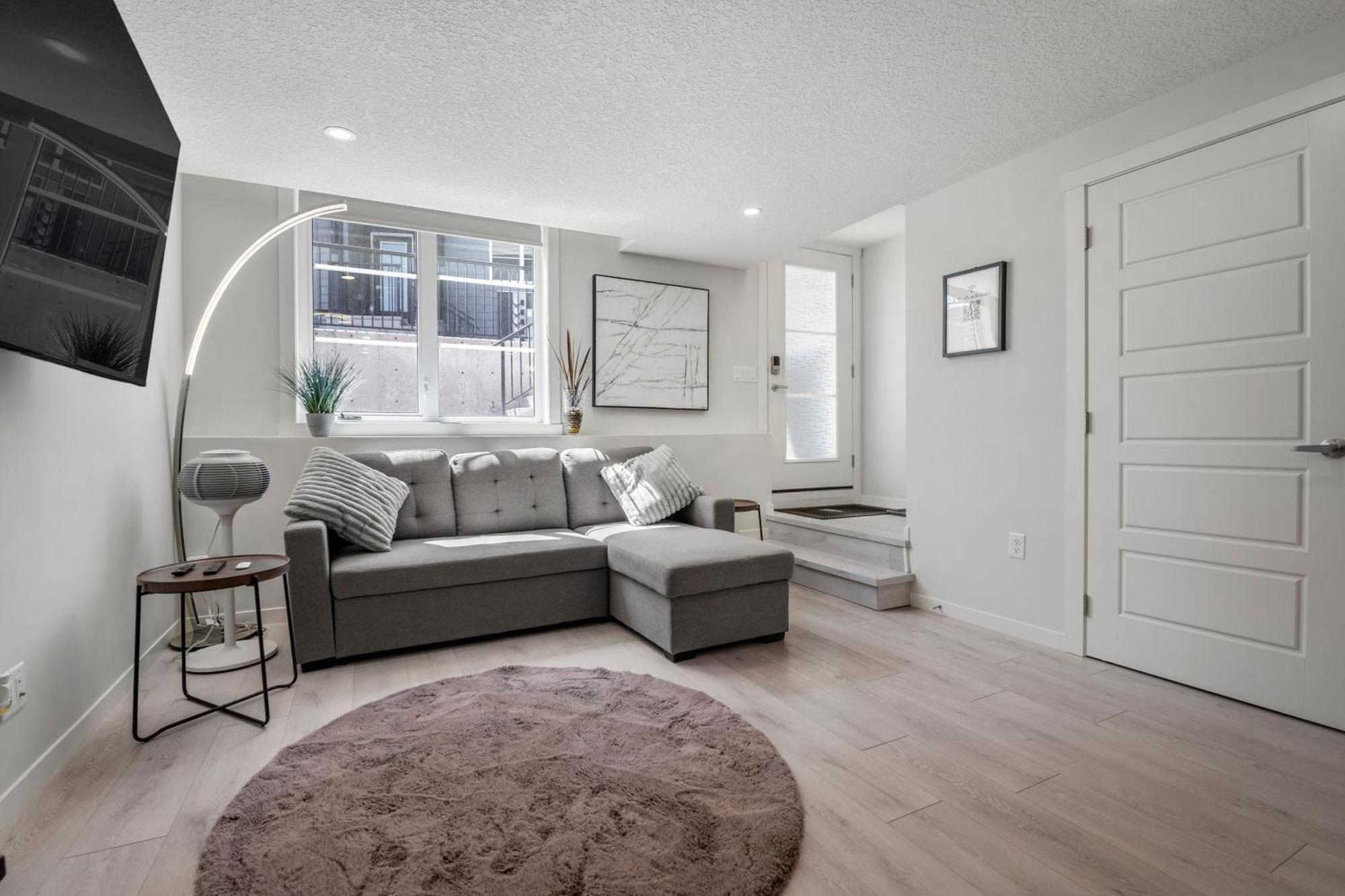Cozy Rockland Park Unit+Parking Lägenhet YYC Exteriör bild