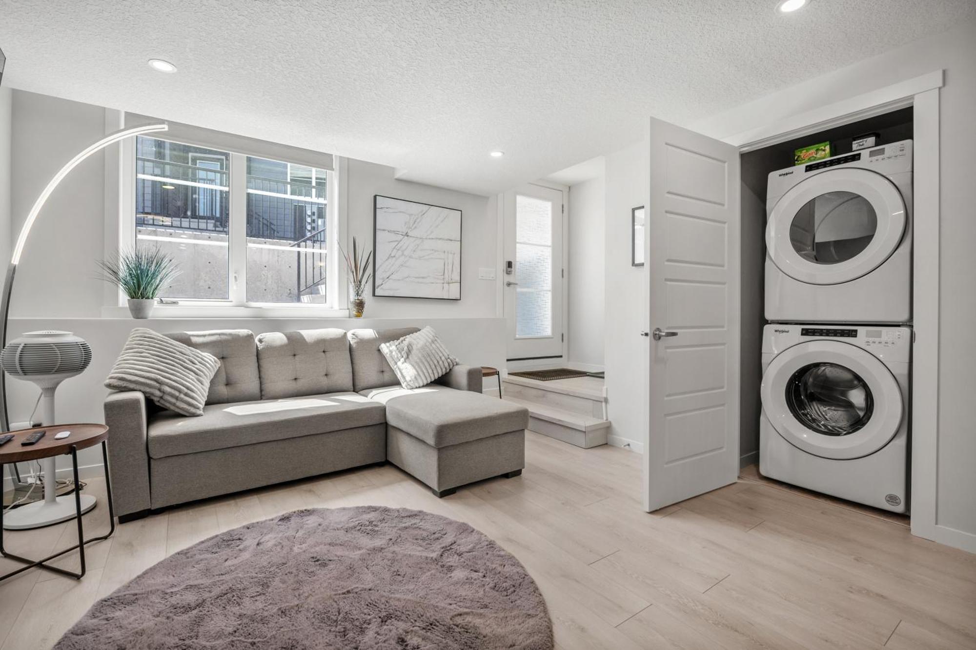 Cozy Rockland Park Unit+Parking Lägenhet YYC Exteriör bild