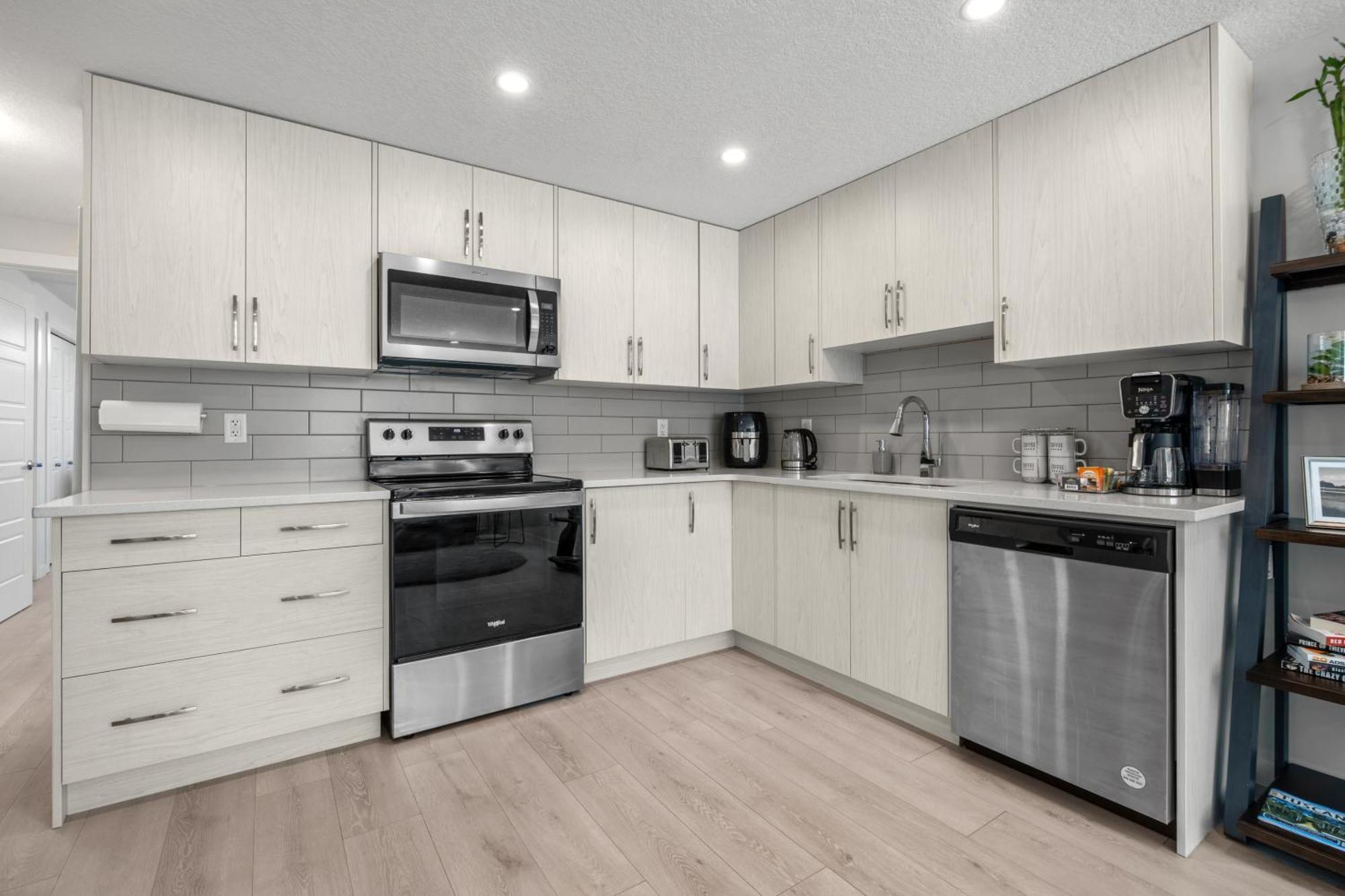 Cozy Rockland Park Unit+Parking Lägenhet YYC Exteriör bild