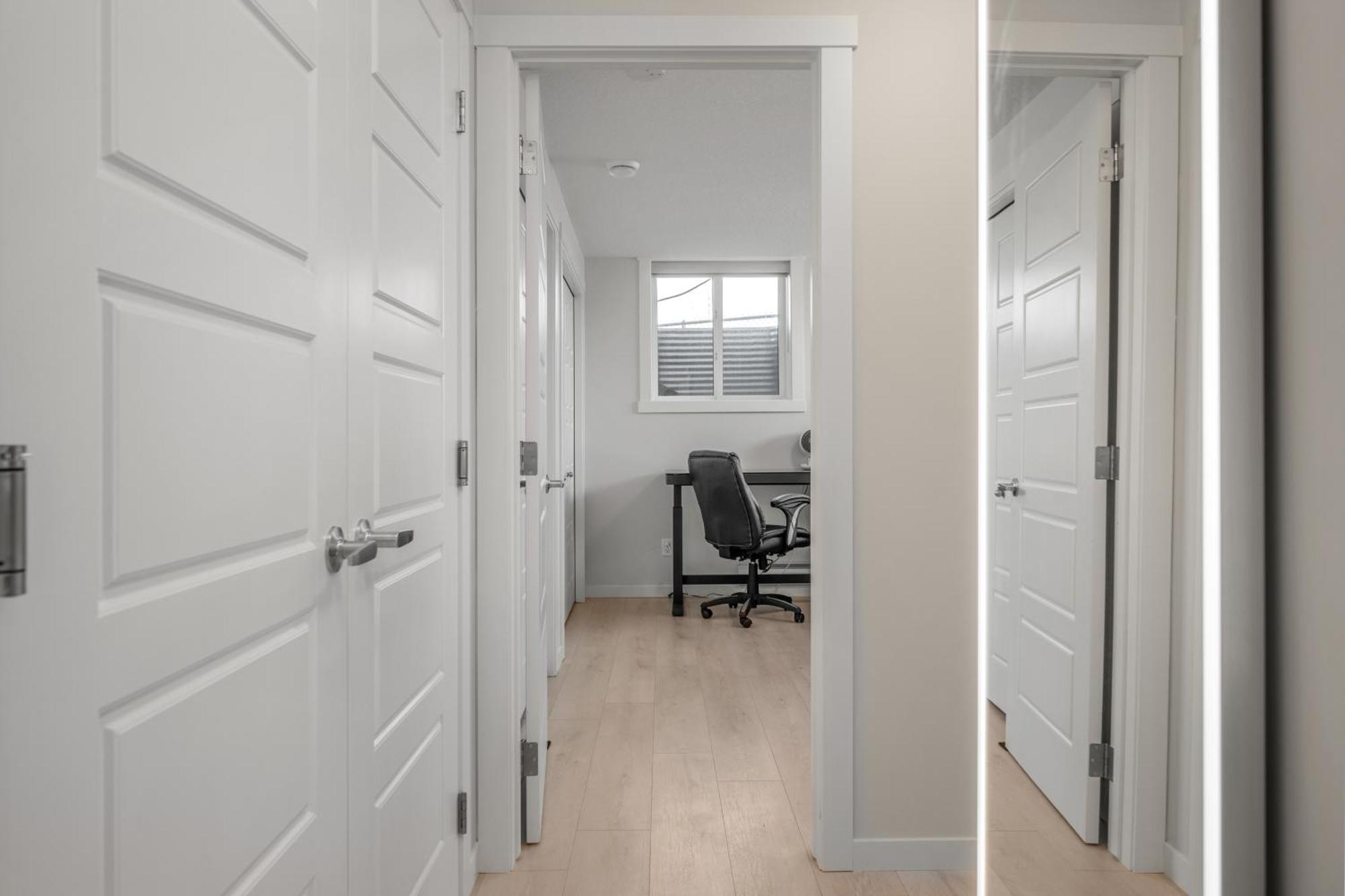 Cozy Rockland Park Unit+Parking Lägenhet YYC Exteriör bild