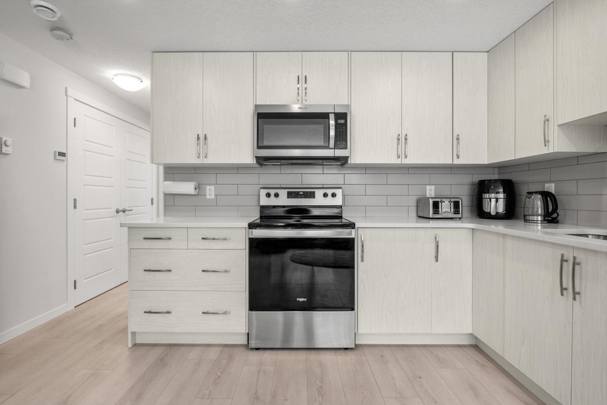 Cozy Rockland Park Unit+Parking Lägenhet YYC Exteriör bild