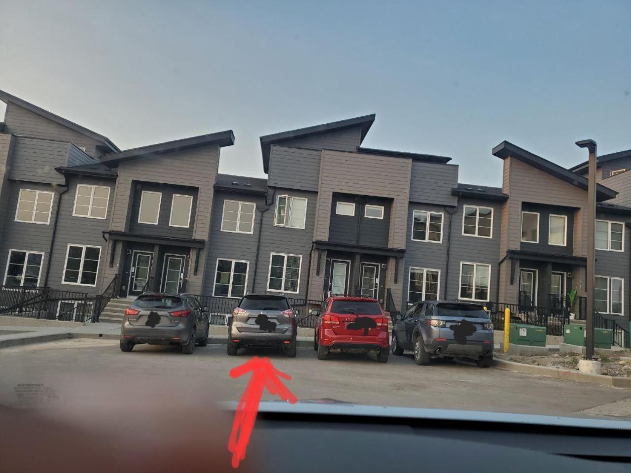 Cozy Rockland Park Unit+Parking Lägenhet YYC Exteriör bild